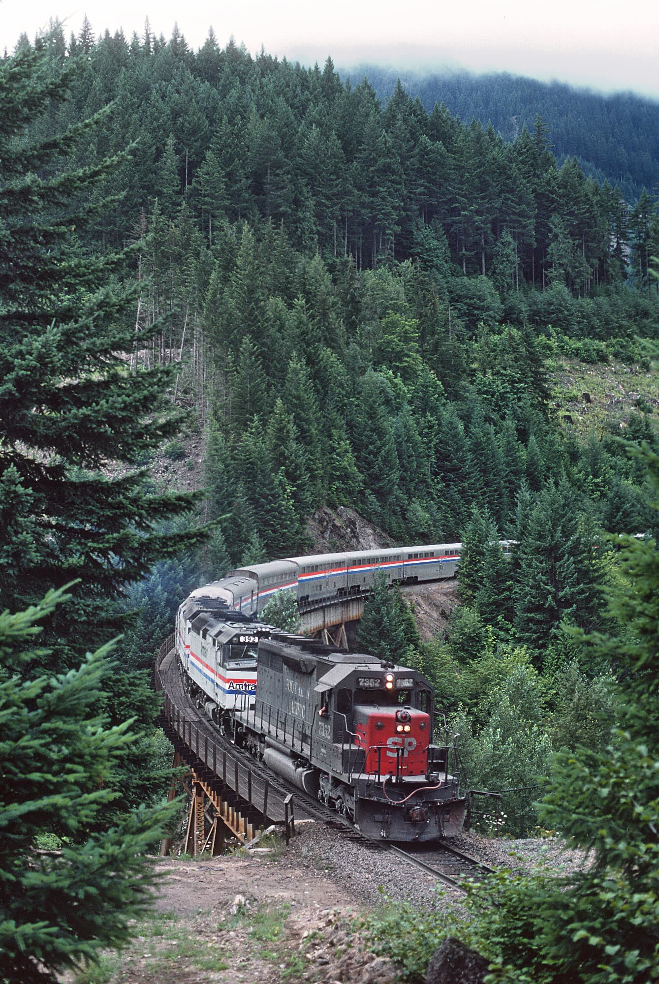 SP 7352 and AMTK 392 with Train 14, the Coast Starlight at Heather, OR on July 29, 1987