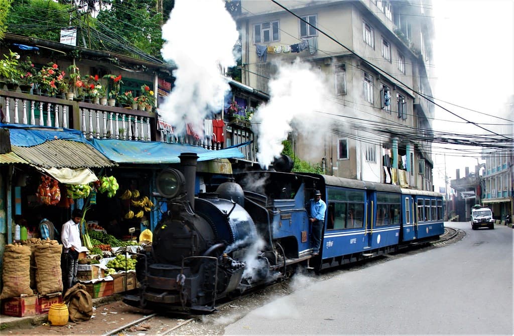 Train, train, comin' round, round the bend