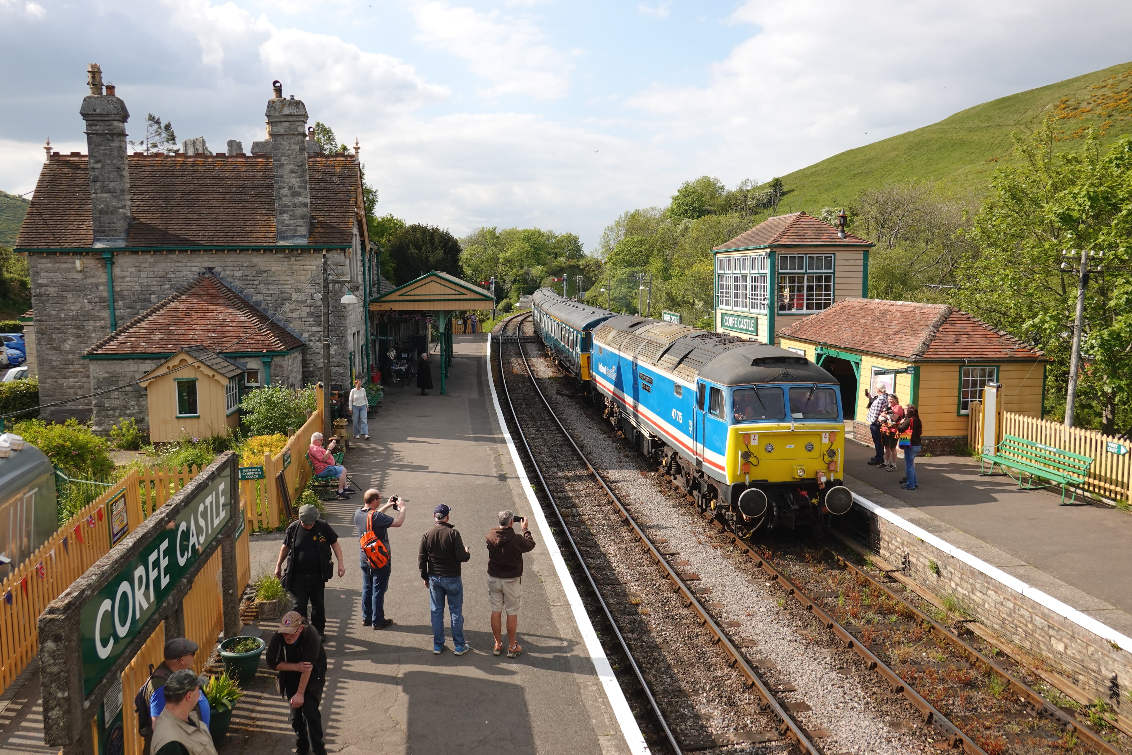 47715 with 4-VEP unit 3417 at Corfe Castle 08/05/25